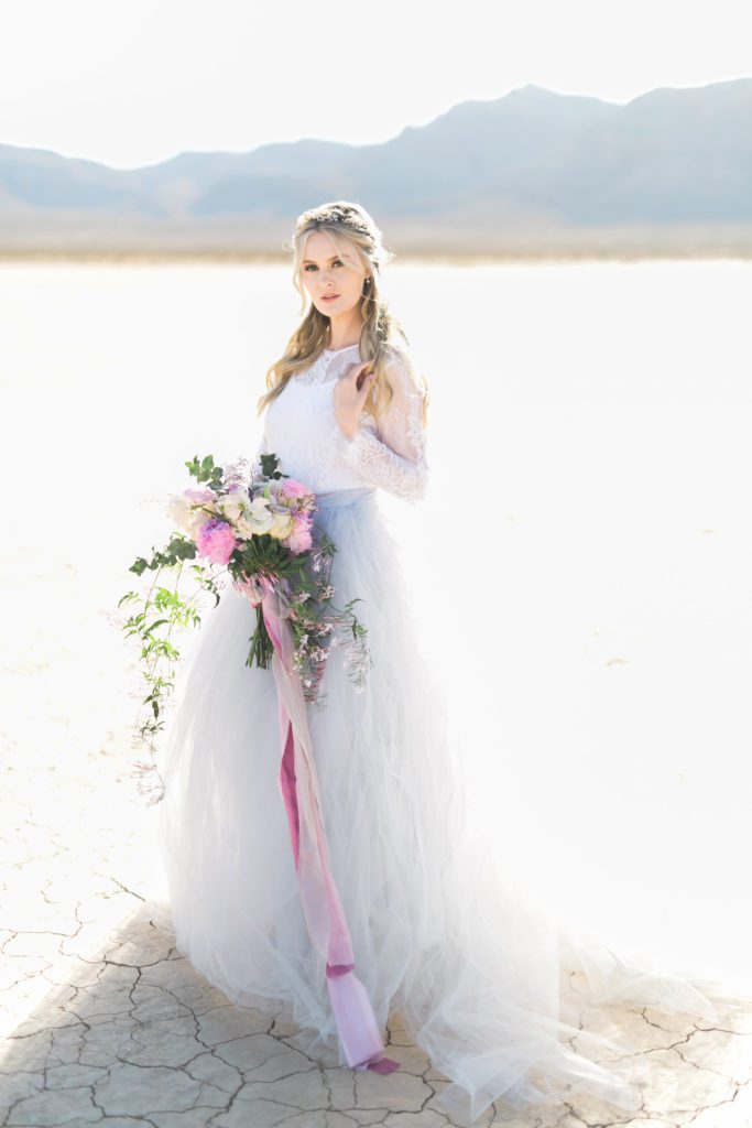 www.glamourandgraceblog.com/2018/romantic-desert-wedding-inspiration/